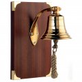 Cloches en laiton sur plaque en bois